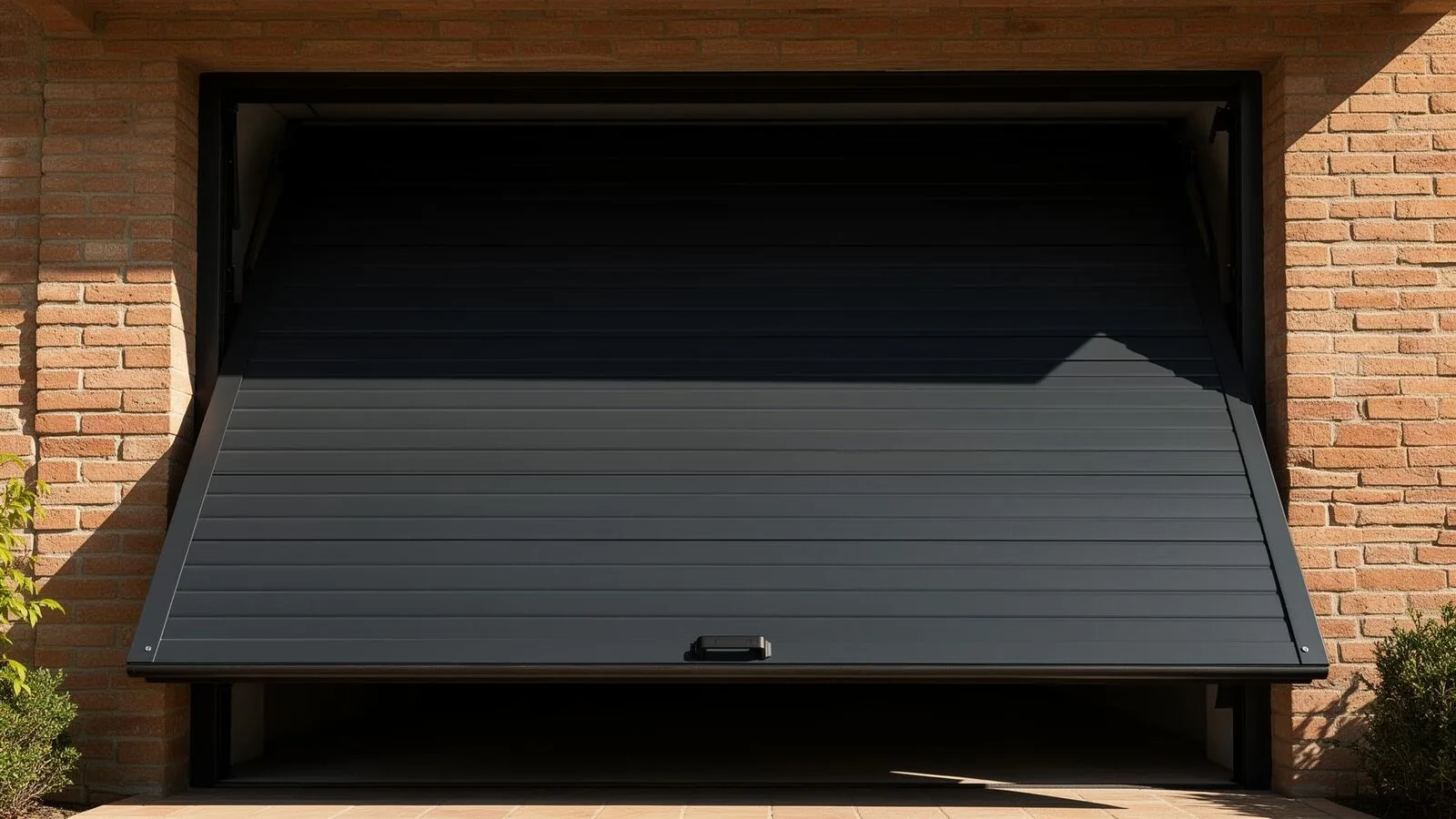 Porta basculante per garage installata da Elis Porte